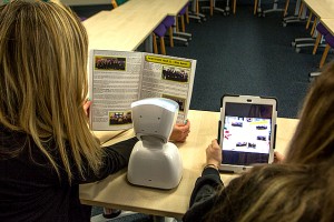 英14岁女孩患病无法上学 小机器人替其听课