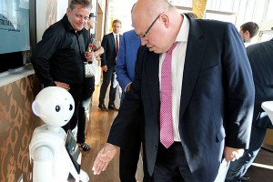 德酒店推机器人“服务生” 造型呆萌功能多样